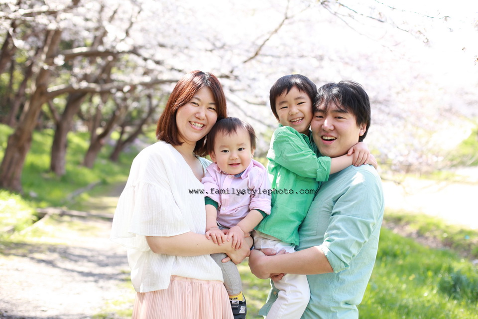 桜を背景に写真に写る笑顔の家族