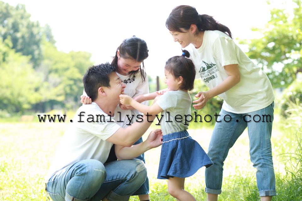 公園で楽しく遊ぶ自然な笑顔の家族写真
