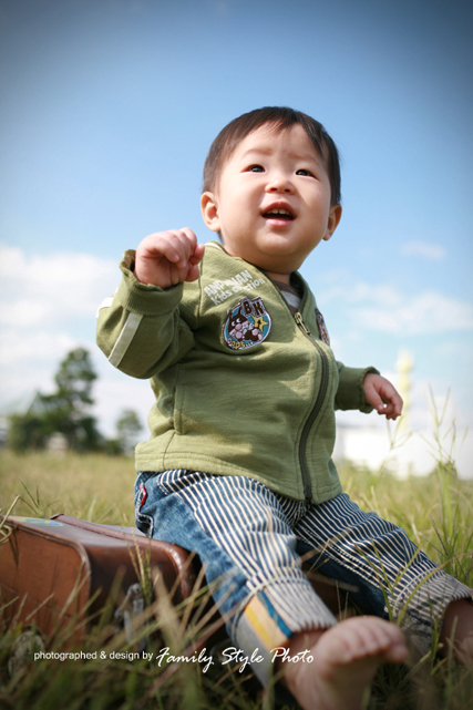 芝生の上で楽しむ１歳の子供