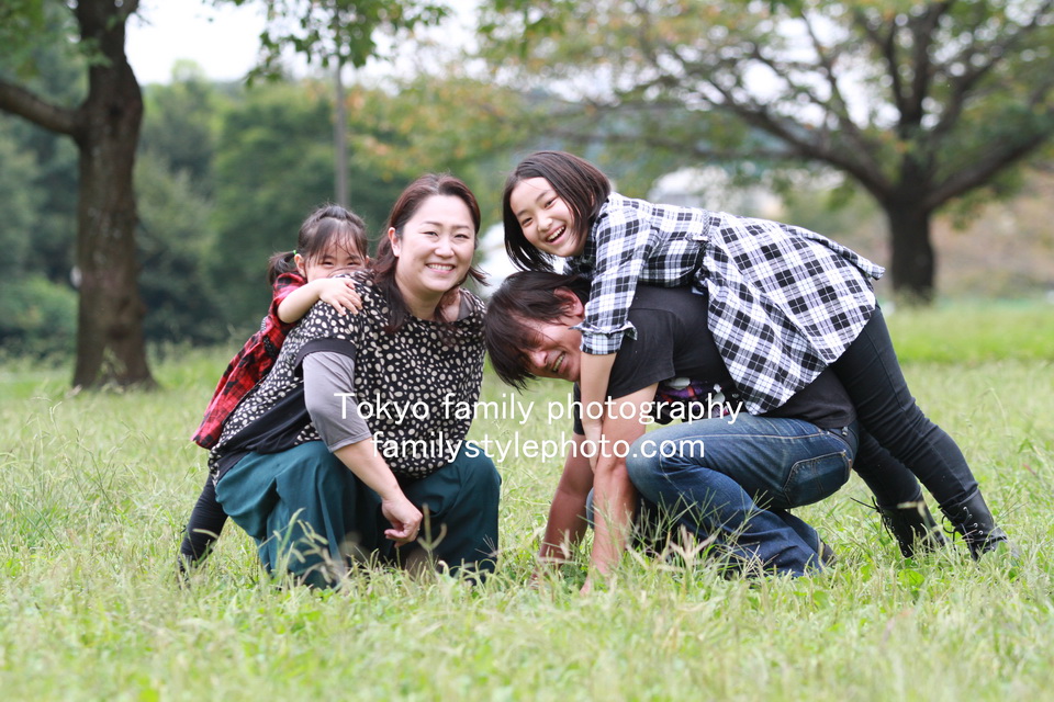 芝生の上で楽しそうに遊ぶ家族