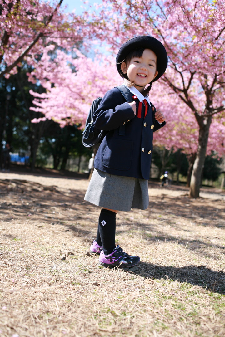 桜の木の前に立つ子供