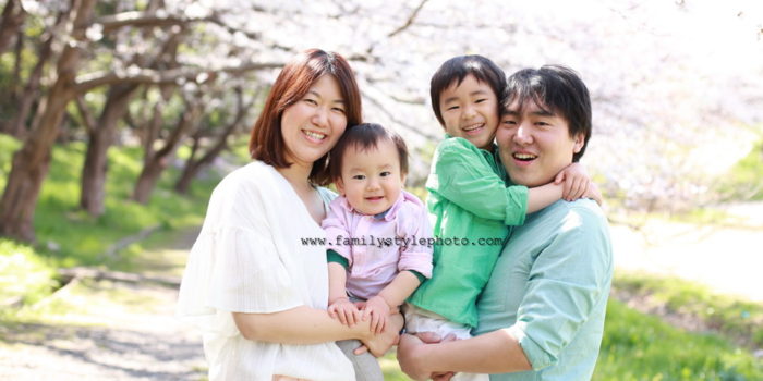 桜を背景に写真に写る笑顔の家族