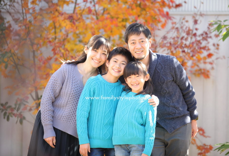 紅葉を背景に笑顔の家族